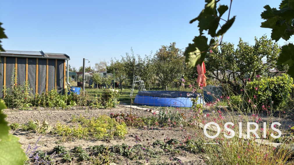Veľká slnečná záhrada 650 m² – chatka, elektrina a vlastná studňa – Žabí Majer