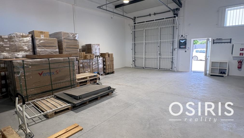 PRENÁJOM MODERNEJ HALY 103 m² V UZAVRETOM AREÁLI – ROVINKA
