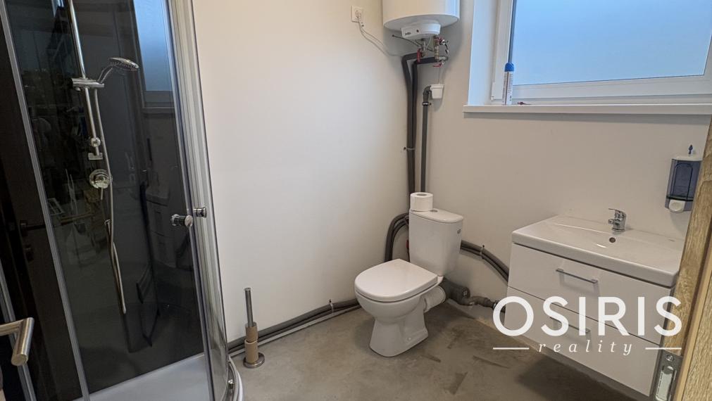 PRENÁJOM MODERNEJ HALY 103 m² V UZAVRETOM AREÁLI – ROVINKA