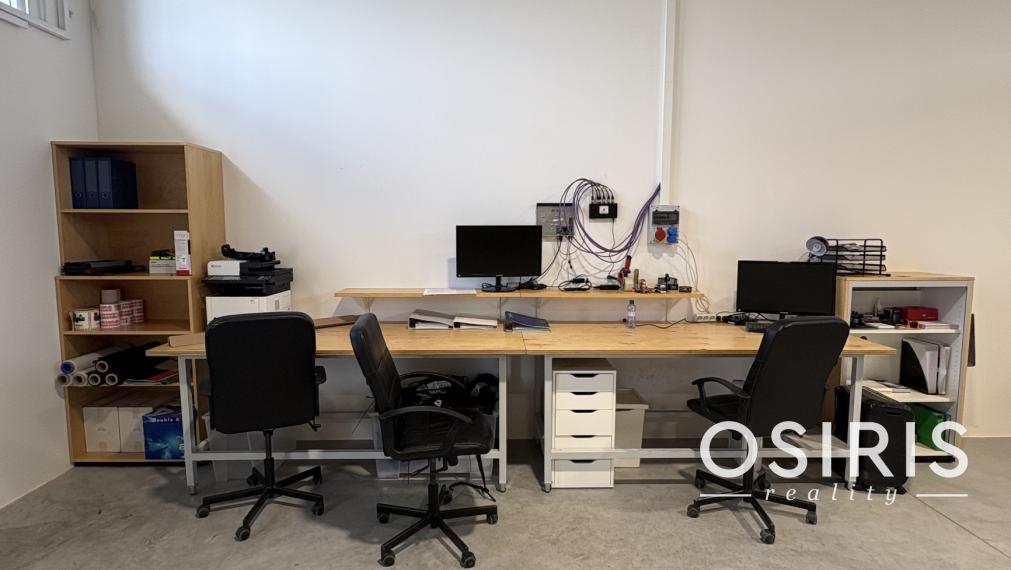 PRENÁJOM MODERNEJ HALY 103 m² V UZAVRETOM AREÁLI – ROVINKA