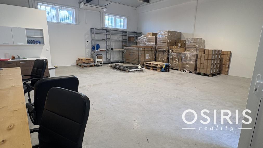PRENÁJOM MODERNEJ HALY 103 m² V UZAVRETOM AREÁLI – ROVINKA