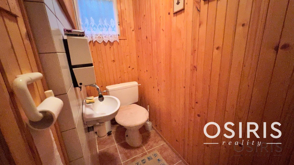 4i chata, po rekonštrukcii z r. 2007, pri vodnej priehrade Dubník