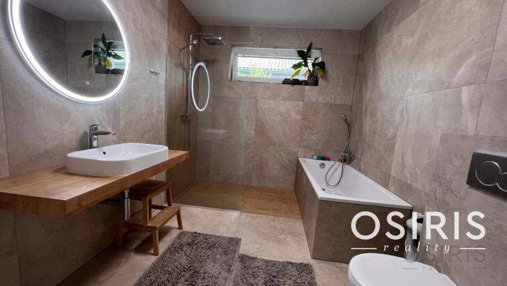 Nadštandardný samostatný 5i RD, novostavba 2013, Tri vody