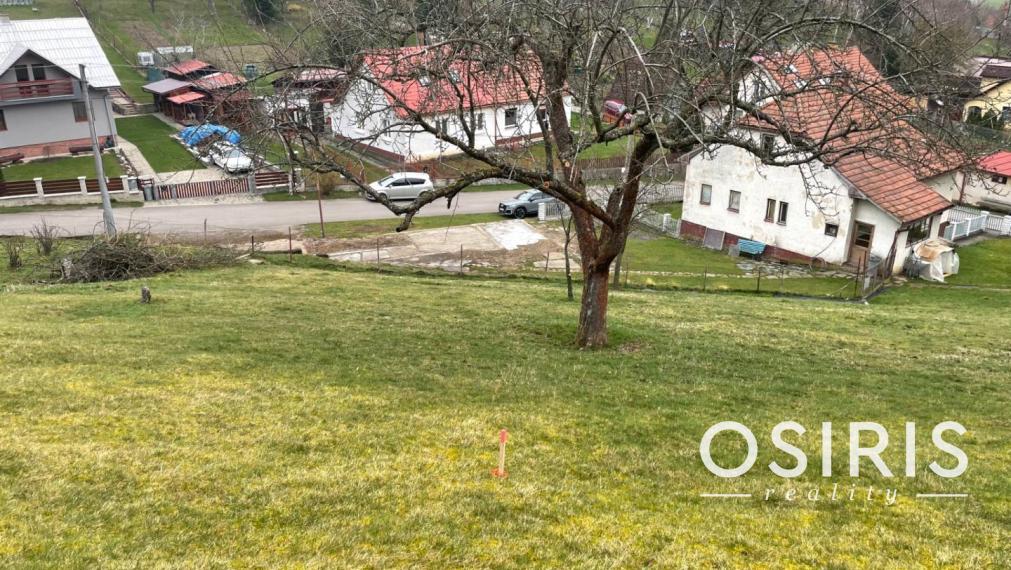 Stavebný pozemok 657 m2, IS na hranici pozemku, obec Istebné