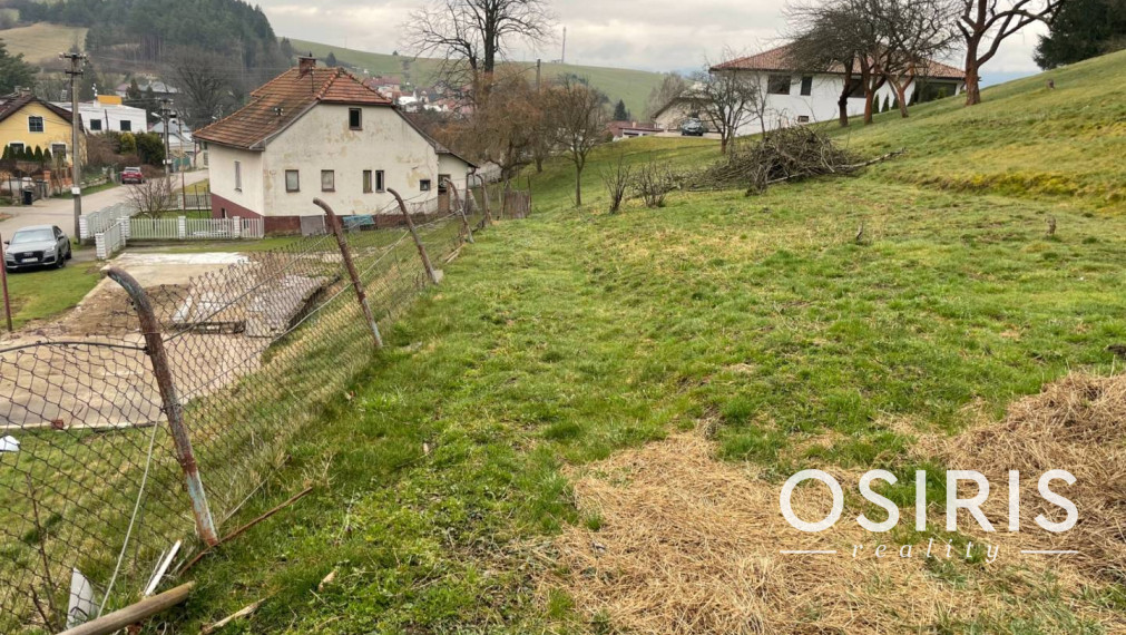 Stavebný pozemok 657 m2, IS na hranici pozemku, obec Istebné