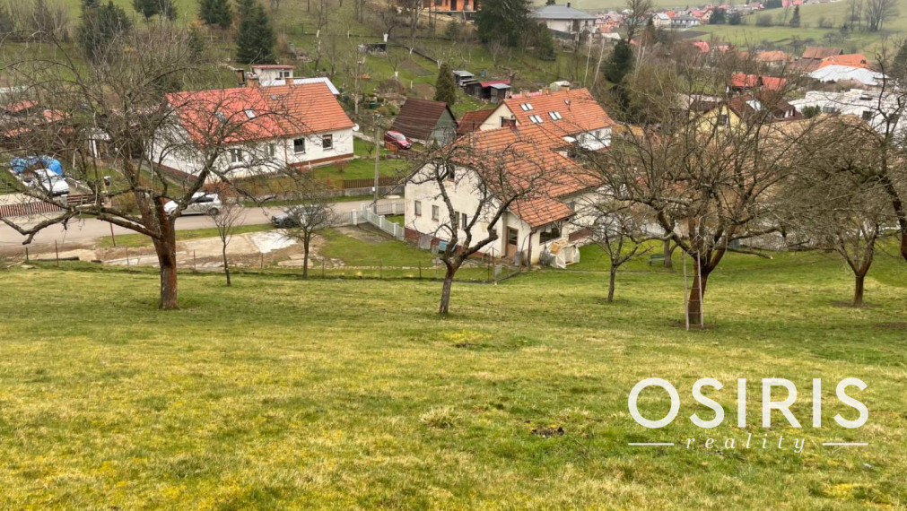 Stavebný pozemok 657 m2, IS na hranici pozemku, obec Istebné