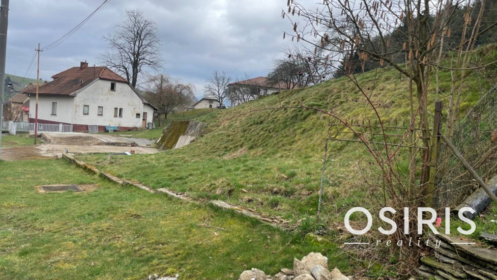 Stavebný pozemok 657 m2, IS na hranici pozemku, obec Istebné