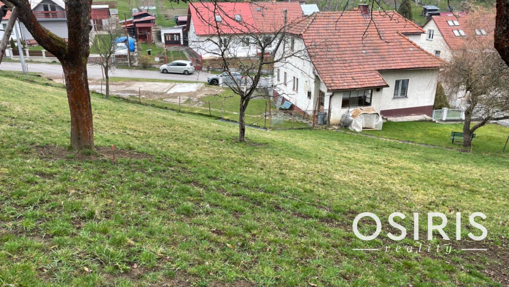 Stavebný pozemok 657 m2, IS na hranici pozemku, obec Istebné