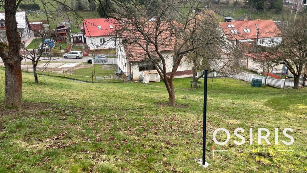 Stavebný pozemok 657 m2, IS na hranici pozemku, obec Istebné