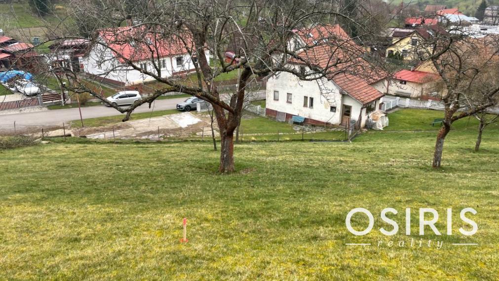 Stavebný pozemok 657 m2, IS na hranici pozemku, obec Istebné