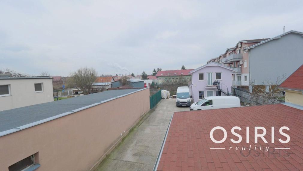 Stavebný pozemok 2319 m2, 2x Rodinný dom, 2x skladový priestor, Nákovná ul.