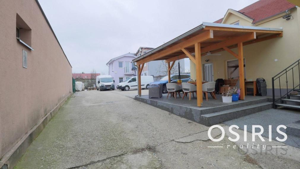 Stavebný pozemok 2319 m2, 2x Rodinný dom, 2x skladový priestor, Nákovná ul.