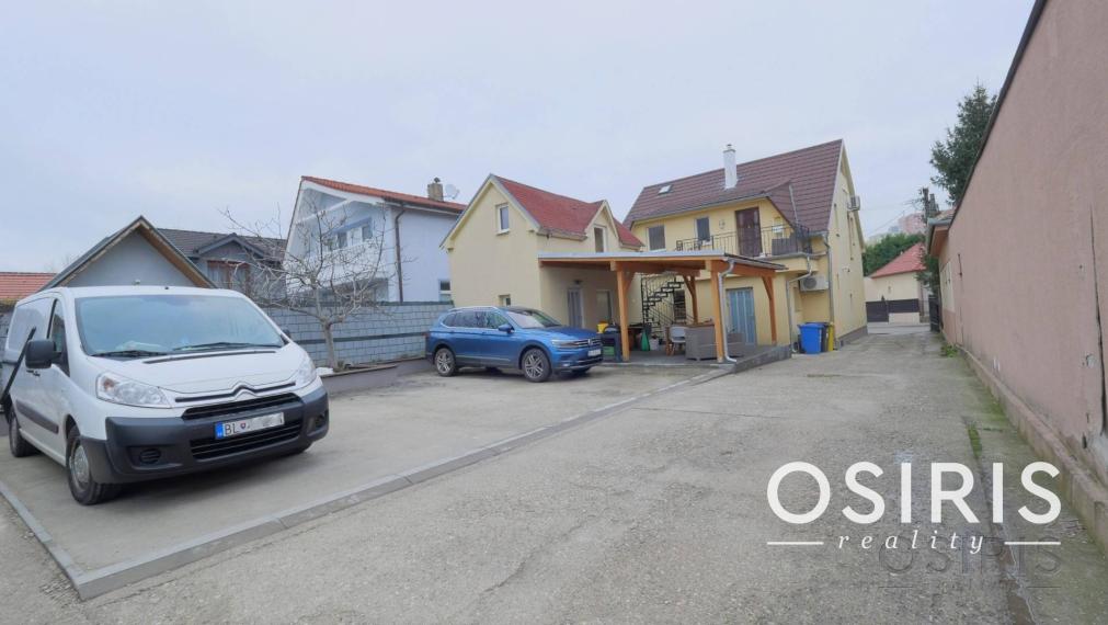 Stavebný pozemok 2319 m2, 2x Rodinný dom, 2x skladový priestor, Nákovná ul.