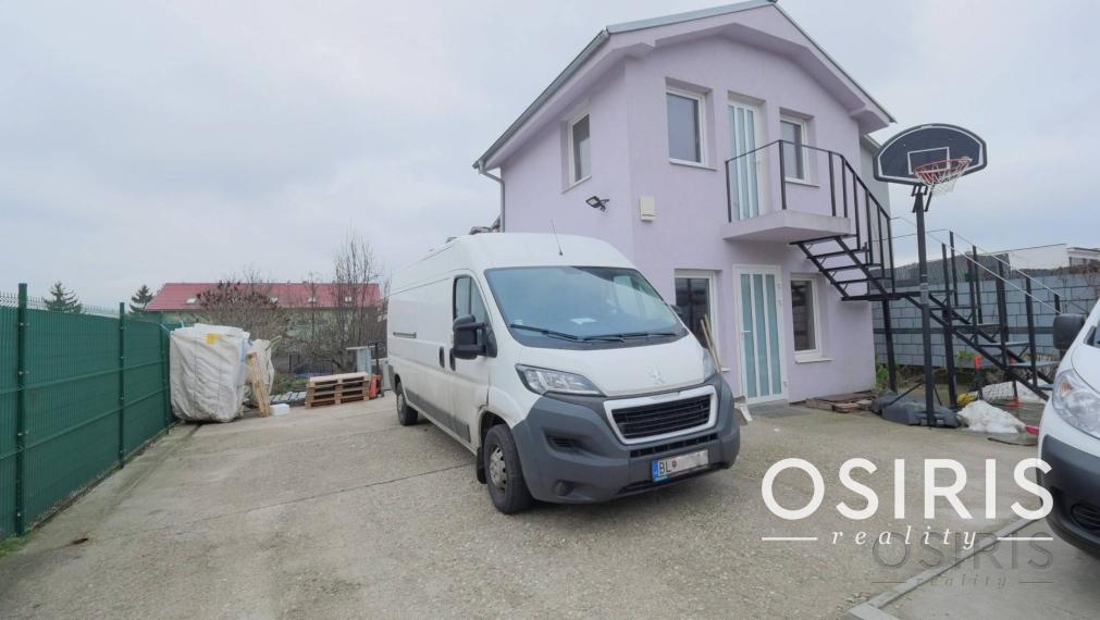 Stavebný pozemok 2319 m2, 2x Rodinný dom, 2x skladový priestor, Nákovná ul.