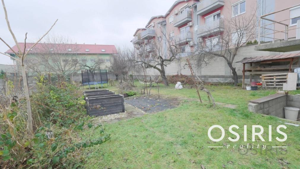 Stavebný pozemok 2319 m2, 2x Rodinný dom, 2x skladový priestor, Nákovná ul.