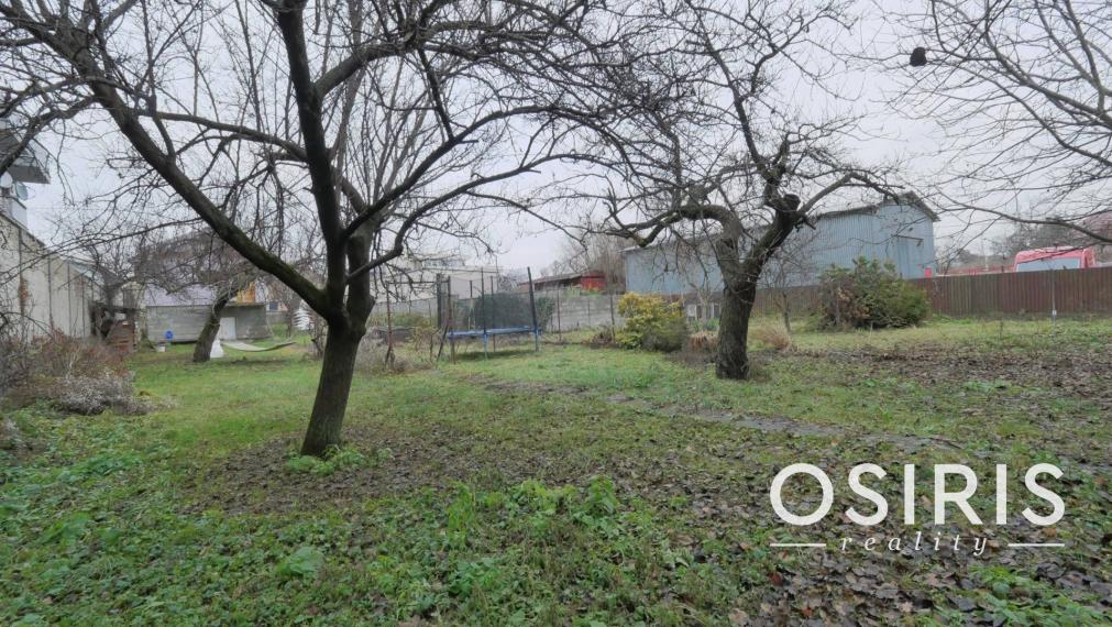 Stavebný pozemok 2319 m2, 2x Rodinný dom, 2x skladový priestor, Nákovná ul.