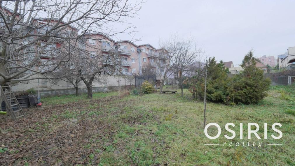 Stavebný pozemok 2319 m2, 2x Rodinný dom, 2x skladový priestor, Nákovná ul.