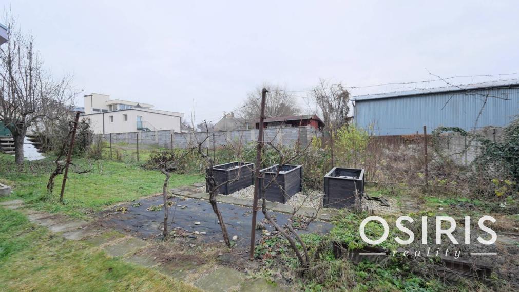 Stavebný pozemok 2319 m2, 2x Rodinný dom, 2x skladový priestor, Nákovná ul.