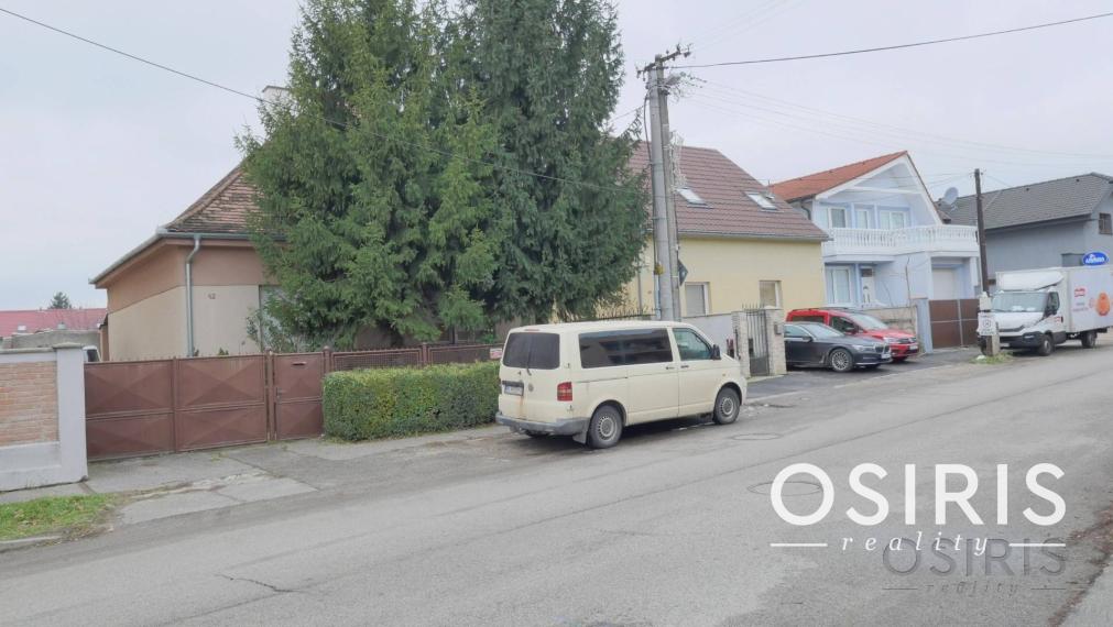 Stavebný pozemok 2319 m2, 2x Rodinný dom, 2x skladový priestor, Nákovná ul.