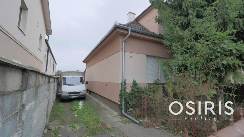 Stavebný pozemok 2319 m2, 2x Rodinný dom, 2x skladový priestor, Nákovná ul.