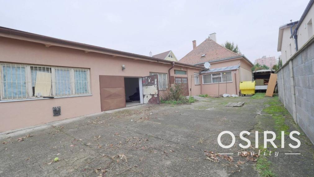 Stavebný pozemok 2319 m2, 2x Rodinný dom, 2x skladový priestor, Nákovná ul.