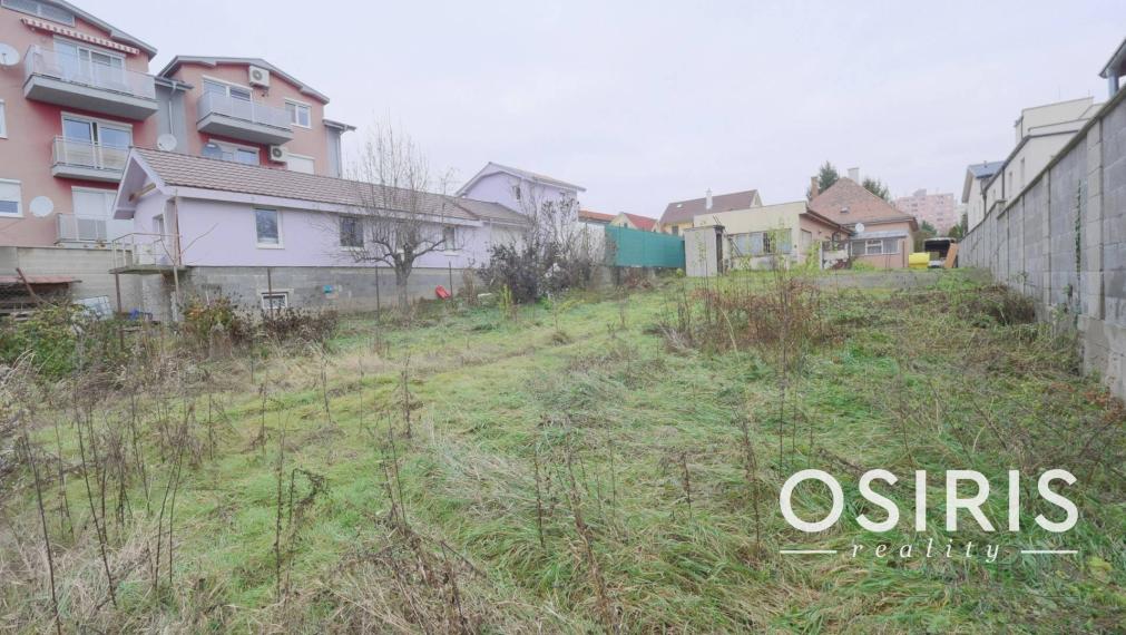 Stavebný pozemok 2319 m2, 2x Rodinný dom, 2x skladový priestor, Nákovná ul.