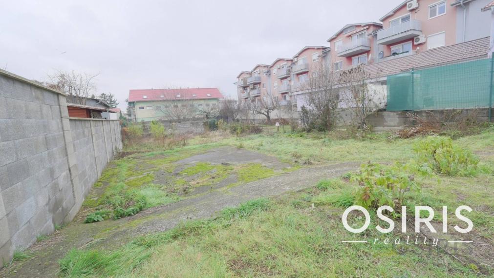 Stavebný pozemok 2319 m2, 2x Rodinný dom, 2x skladový priestor, Nákovná ul.