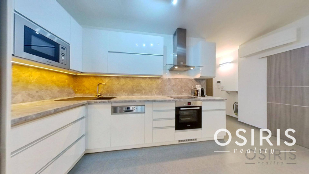 Zariadený 3i byt s balkónom, novostavba 2017, 2x parkovanie