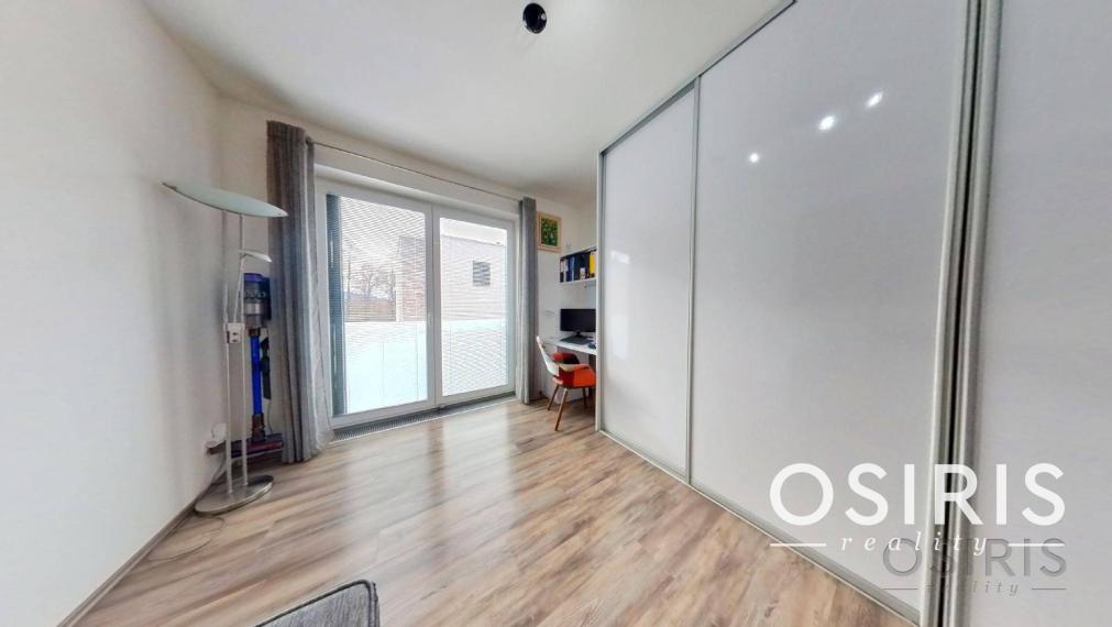 Zariadený 3i byt s balkónom, novostavba 2017, 2x parkovanie