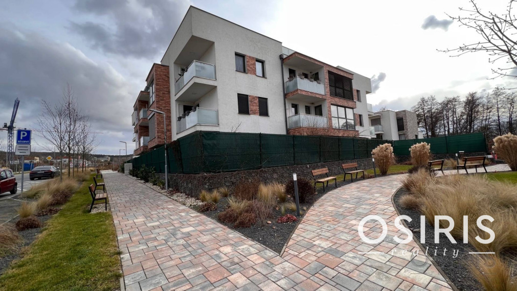 Zariadený 3i byt s balkónom, novostavba 2017, 2x parkovanie