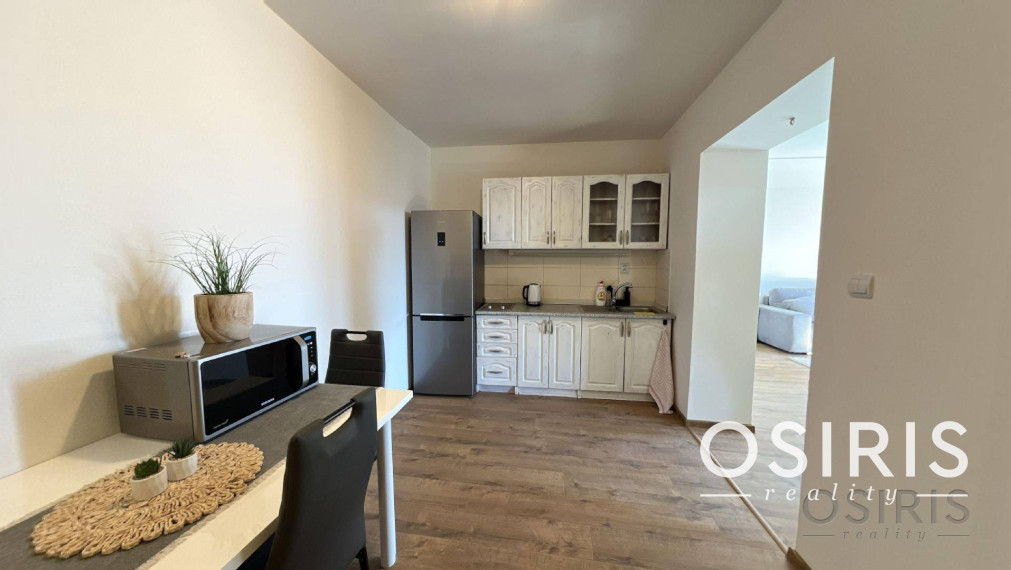 2 izbový byt s balkónom, po rekonštrukcii z r. 2022, 1x parkovanie