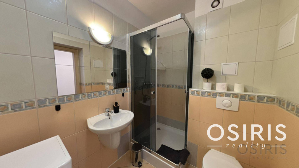 2 izbový byt s balkónom, po rekonštrukcii z r. 2022, 1x parkovanie