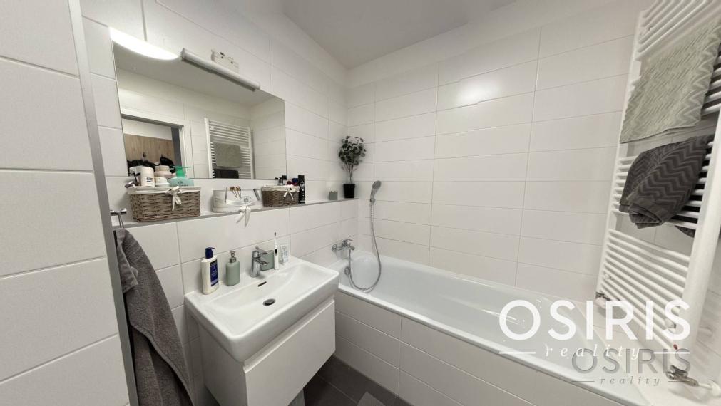 Stein: Priestranný 2i byt, garážové státie, pivnica, novostavba 2019