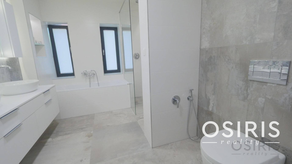 Nadštandardný klimatizovaný 4i byt, lodžia, parkovanie, Mudroňova ul.