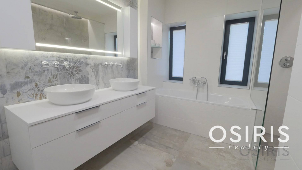 Nadštandardný klimatizovaný 4i byt, lodžia, parkovanie, Mudroňova ul.