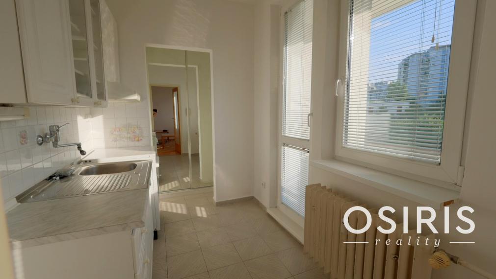 NOVINKA: Slnečný, čiastočne zrekonštruovaný 1i byt s veľkým balkónom, pivnica, Karloveská ulica, Bratislava - Karlova Ves