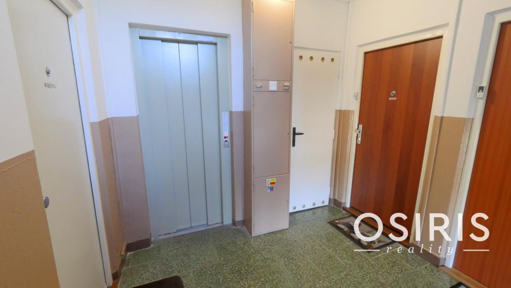 NOVINKA: Slnečný, čiastočne zrekonštruovaný 1i byt s veľkým balkónom, pivnica, Karloveská ulica, Bratislava - Karlova Ves