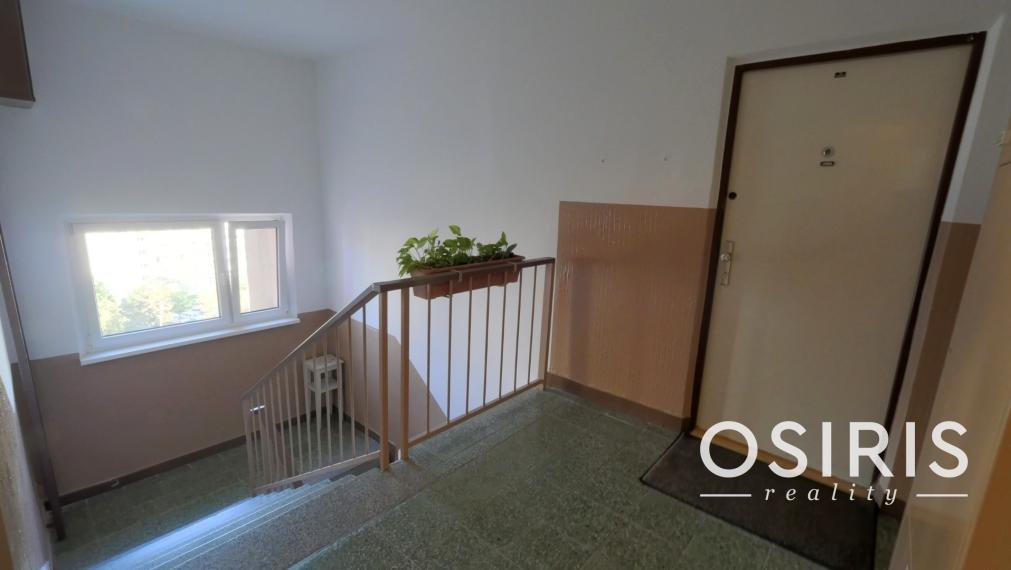 NOVINKA: Slnečný, čiastočne zrekonštruovaný 1i byt s veľkým balkónom, pivnica, Karloveská ulica, Bratislava - Karlova Ves