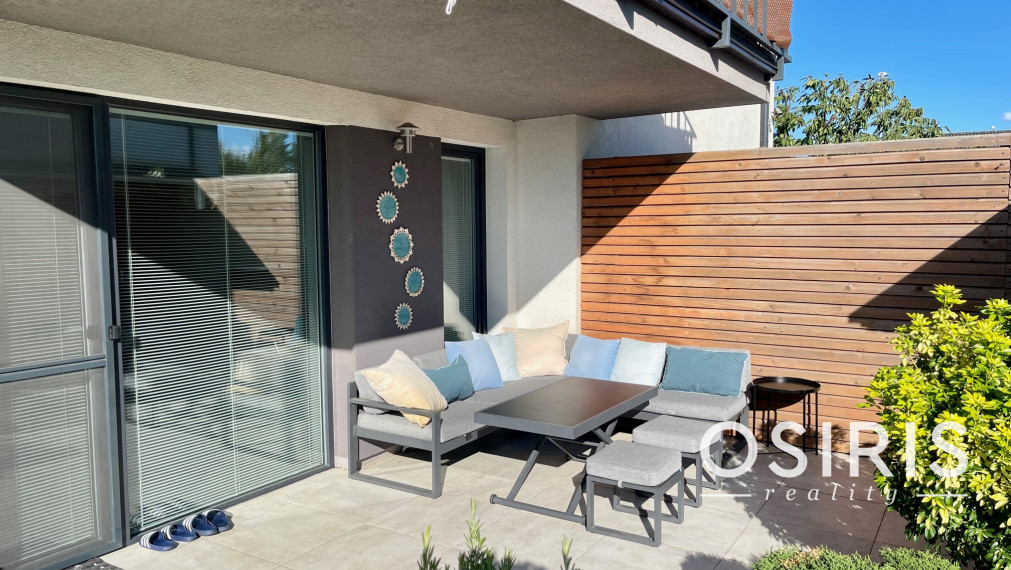 Moderný, kompletne zariadený, 3 izbový byt s krásnou záhradou