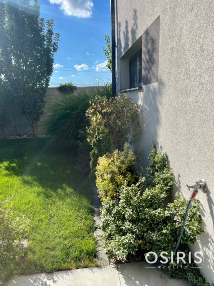 Moderný, kompletne zariadený, 3 izbový byt s krásnou záhradou