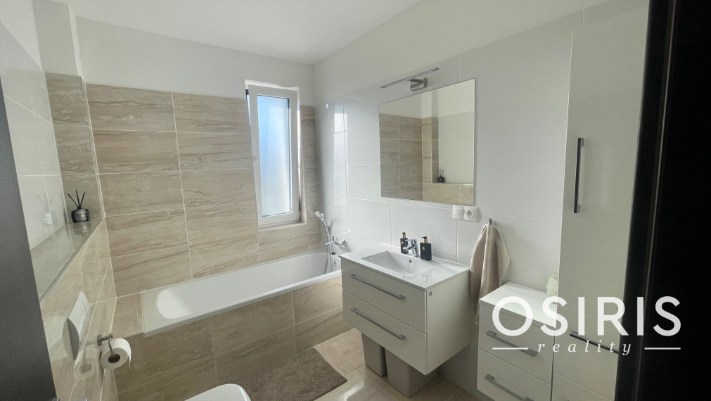 Moderný, kompletne zariadený, 3 izbový byt s krásnou záhradou