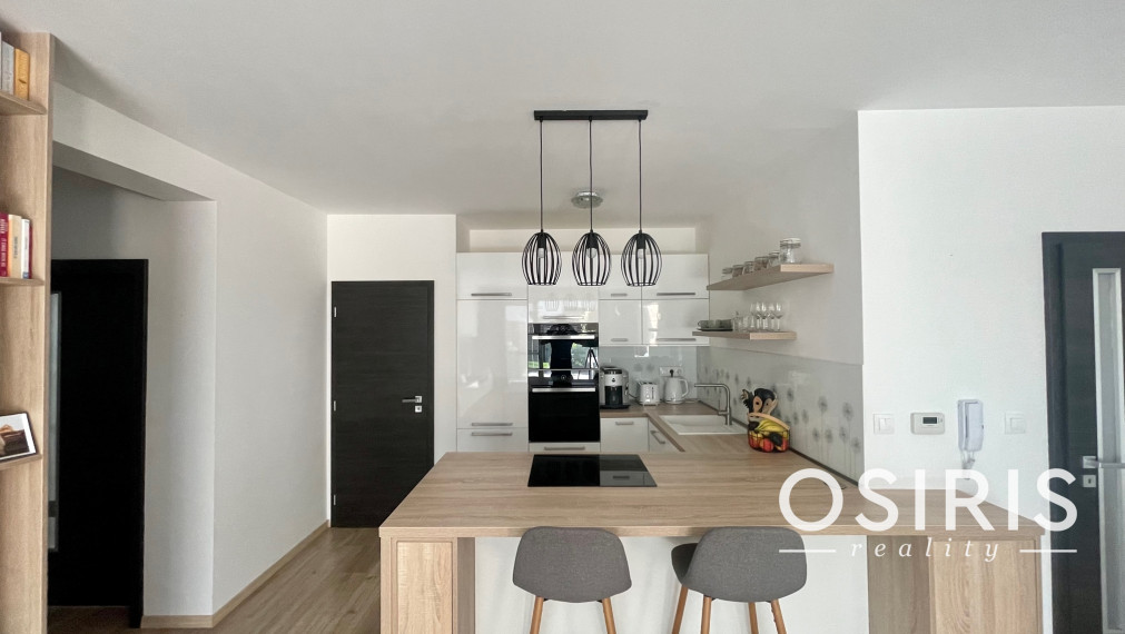 Moderný, kompletne zariadený, 3 izbový byt s krásnou záhradou