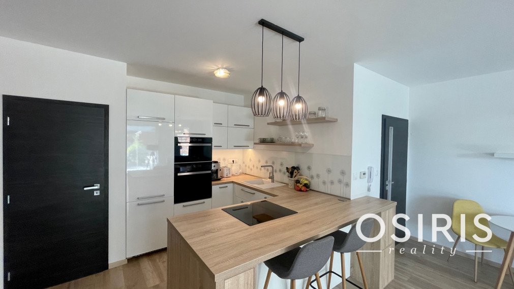 Moderný, kompletne zariadený, 3 izbový byt s krásnou záhradou