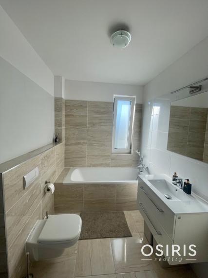 Moderný, kompletne zariadený, 3 izbový byt s krásnou záhradou