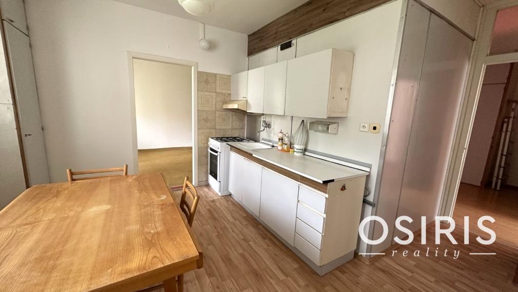 PREDANÝ: 3i byt (72m2) so samostatnými izbami v obľúbenej časti sídliska Mier, ulica Trieda 1. mája, Spišská Nová Ves