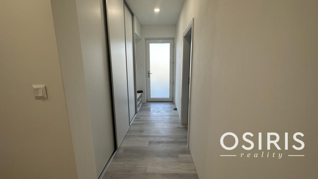 Klimatizovaný 4i zariadený dom, vírivka, 2x parking, D. Lužná