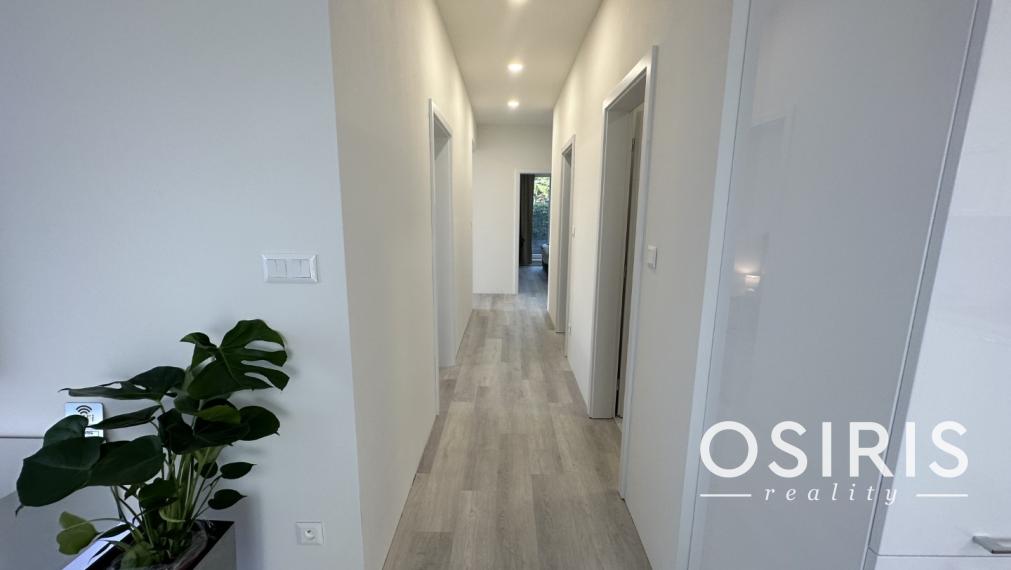 Klimatizovaný 4i zariadený dom, vírivka, 2x parking, D. Lužná