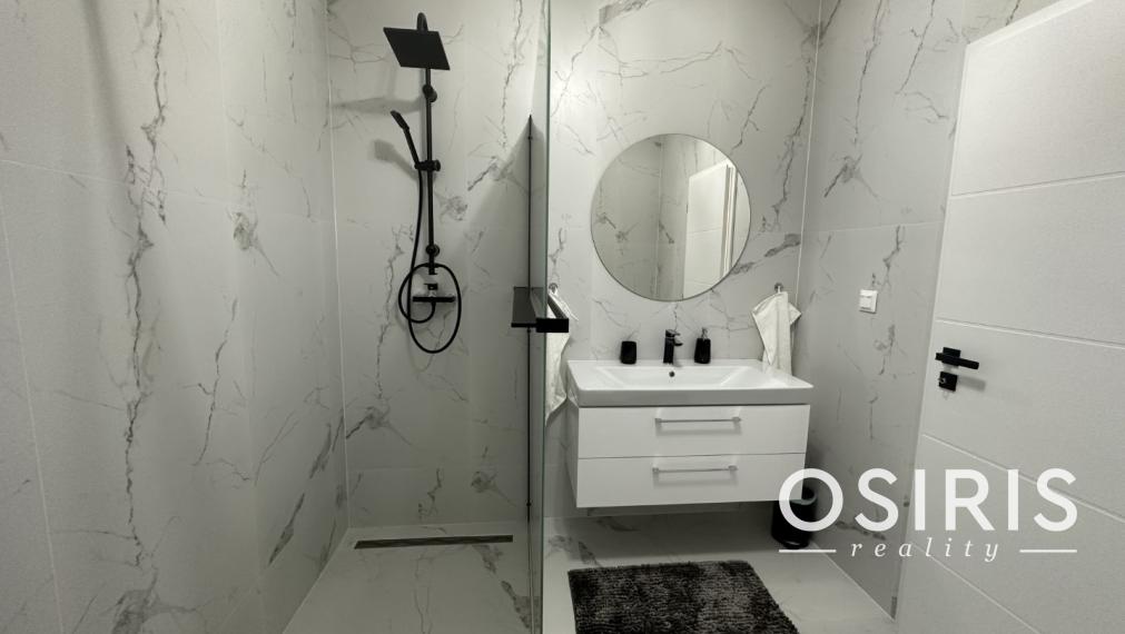 Klimatizovaný 4i zariadený dom, vírivka, 2x parking, D. Lužná