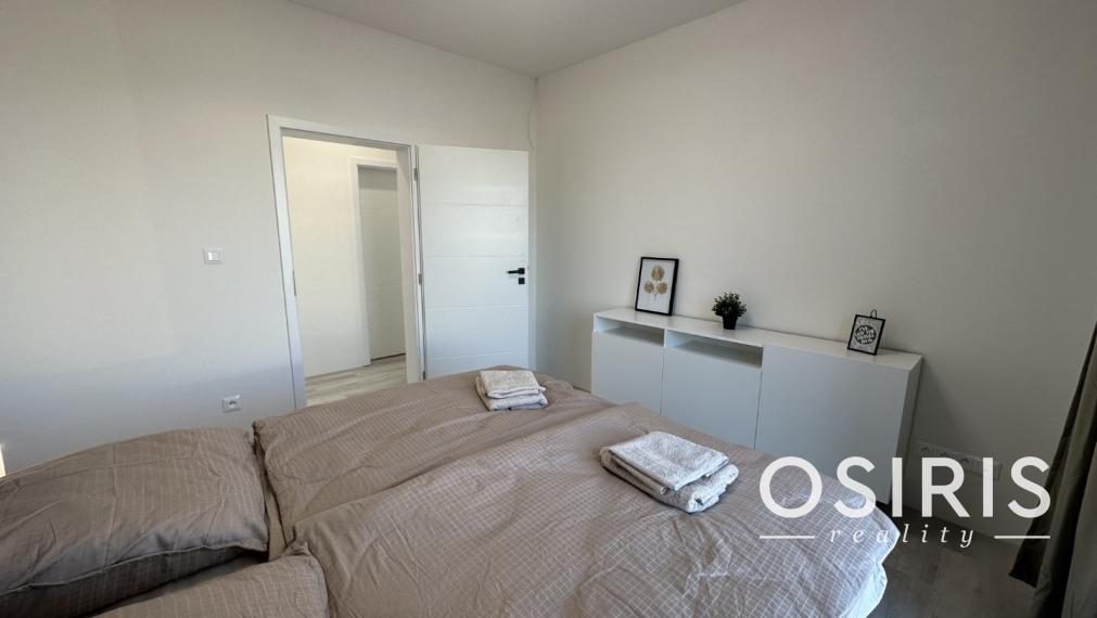 Klimatizovaný 4i zariadený dom, vírivka, 2x parking, D. Lužná