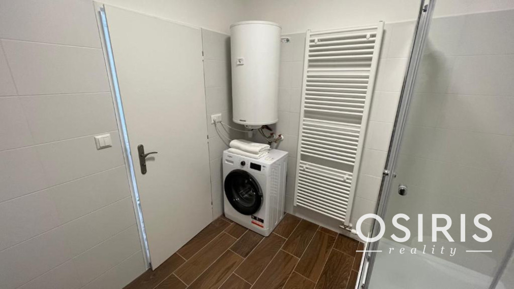 Moderný a pohodlný dvojizbový byt v novostavbe z r. 2023, parkovacie miesto